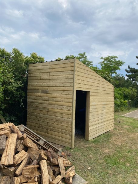 Habillage d'un abri bois MGP MENUISERIE PEINTURE TOUS TRAVAUX