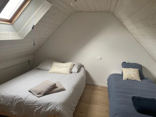 Déco chambre deux lits simples MGP MENUISERIE PEINTURE TOUS TRAVAUX
