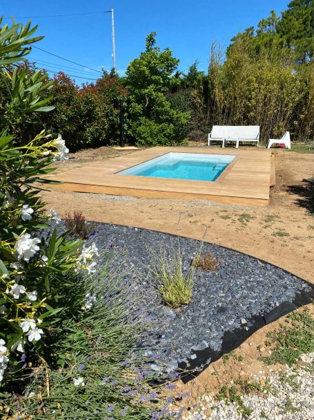 Terrasse en bois exotique autour d'une petite piscine MGP MENUISERIE PEINTURE TOUS TRAVAUX