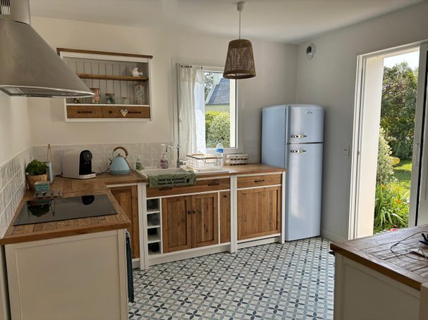 Cuisine de vacances au bord de mer MGP MENUISERIE PEINTURE TOUS TRAVAUX