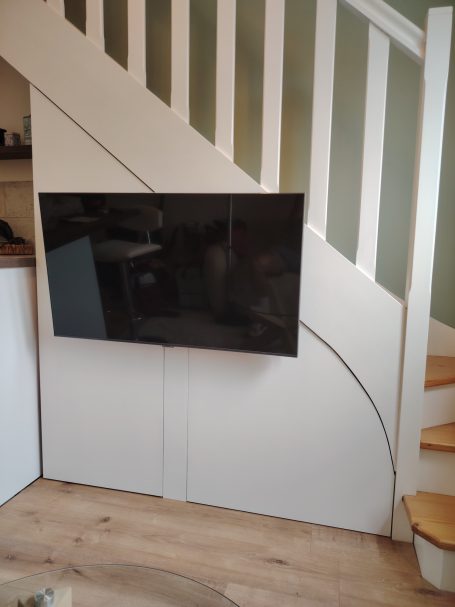 Optimisation sous escalier et support TV MGP MENUISERIE PEINTURE TOUS TRAVAUX