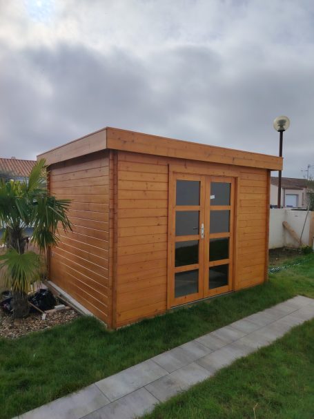 Protection d'un cabanon en lasure MGP MENUISERIE PEINTURE TOUS TRAVAUX